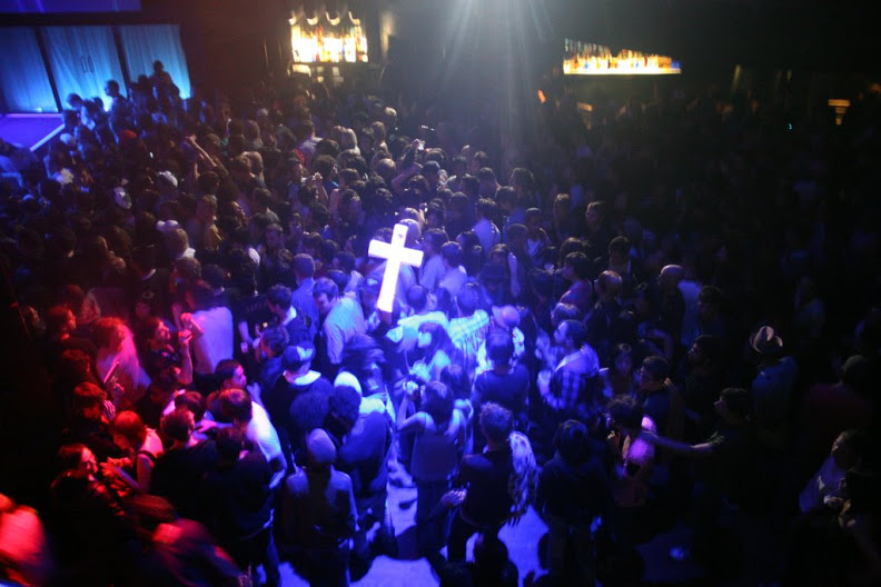 The crowd at the October 2007 Justice show. By John Mitchell Photography (http://derinkuyu.ca/).